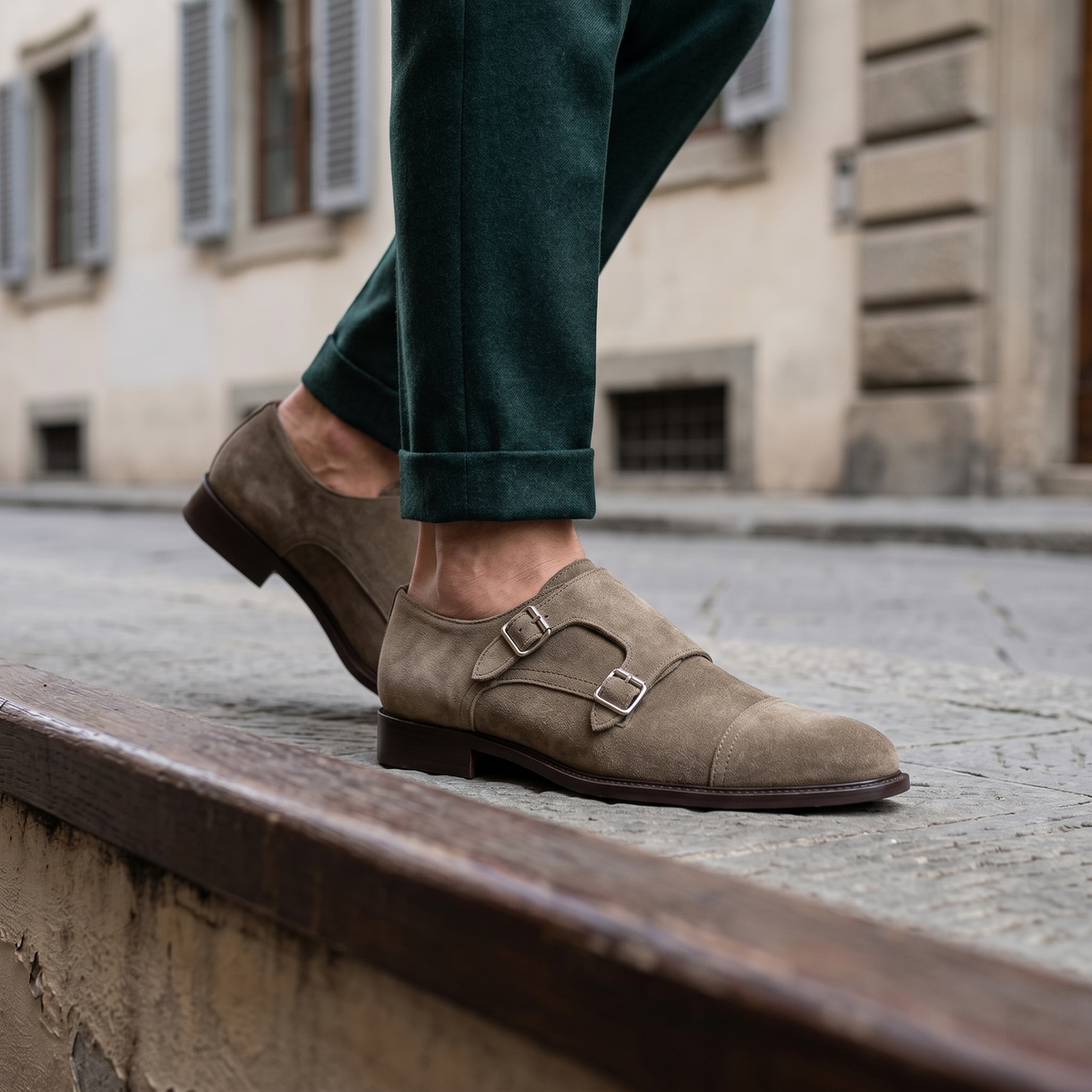 Doppia fibbia in camoscio taupe