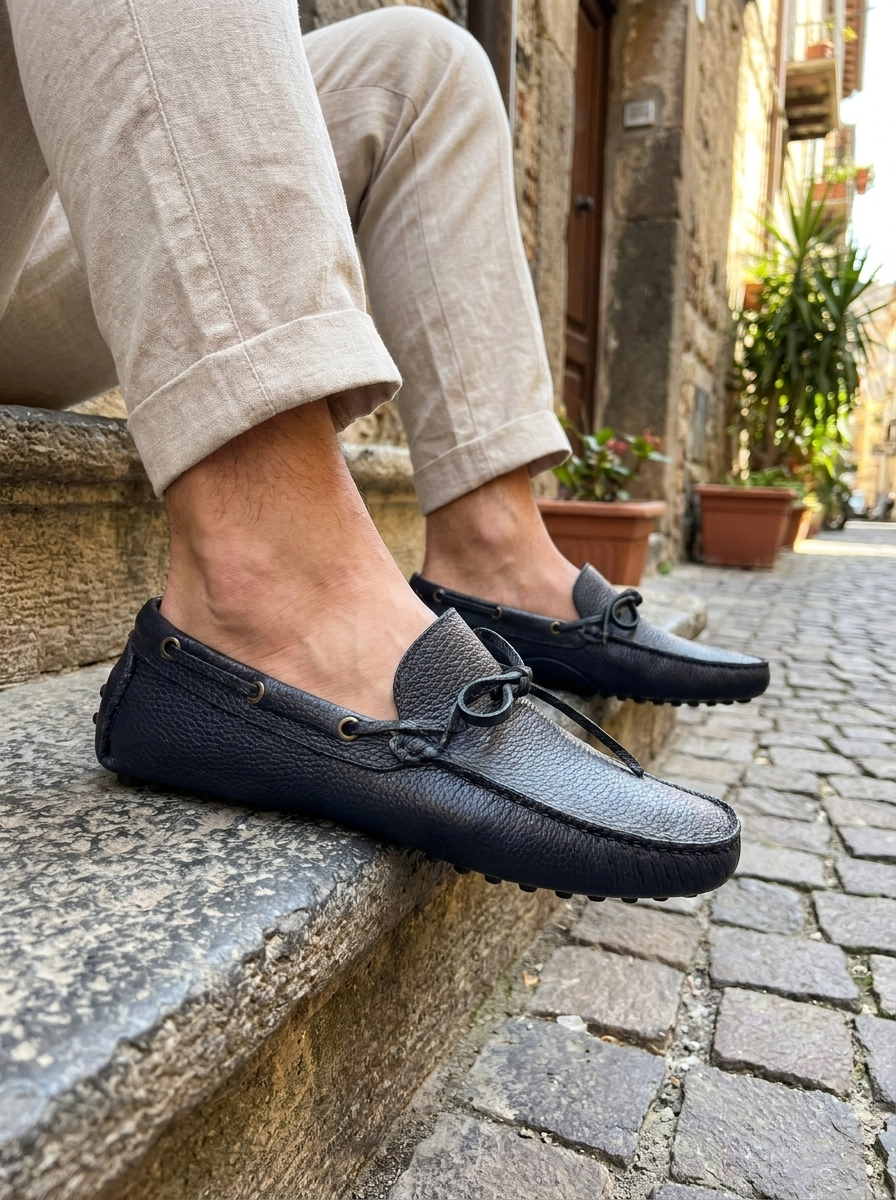 Mocassini con gommini in pelle bottolata blu